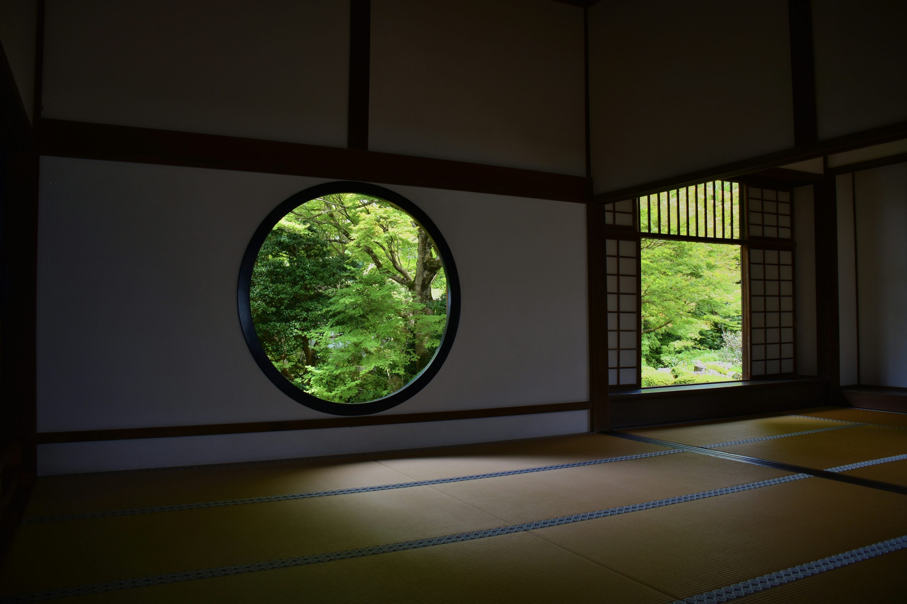 円窓と畳のある日本旅館をイメージした客室