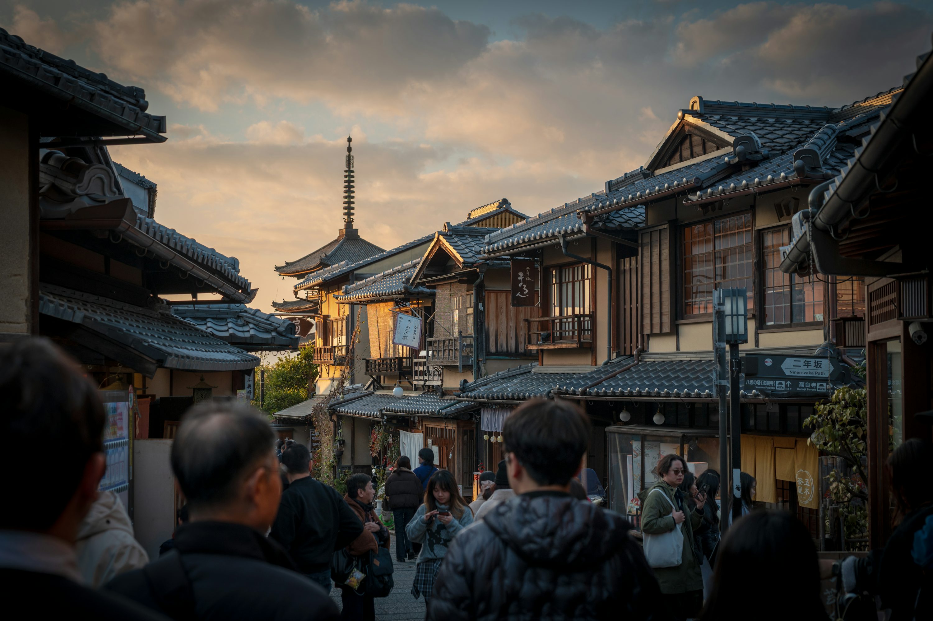 京都の伝統的な街並みを歩く旅行者