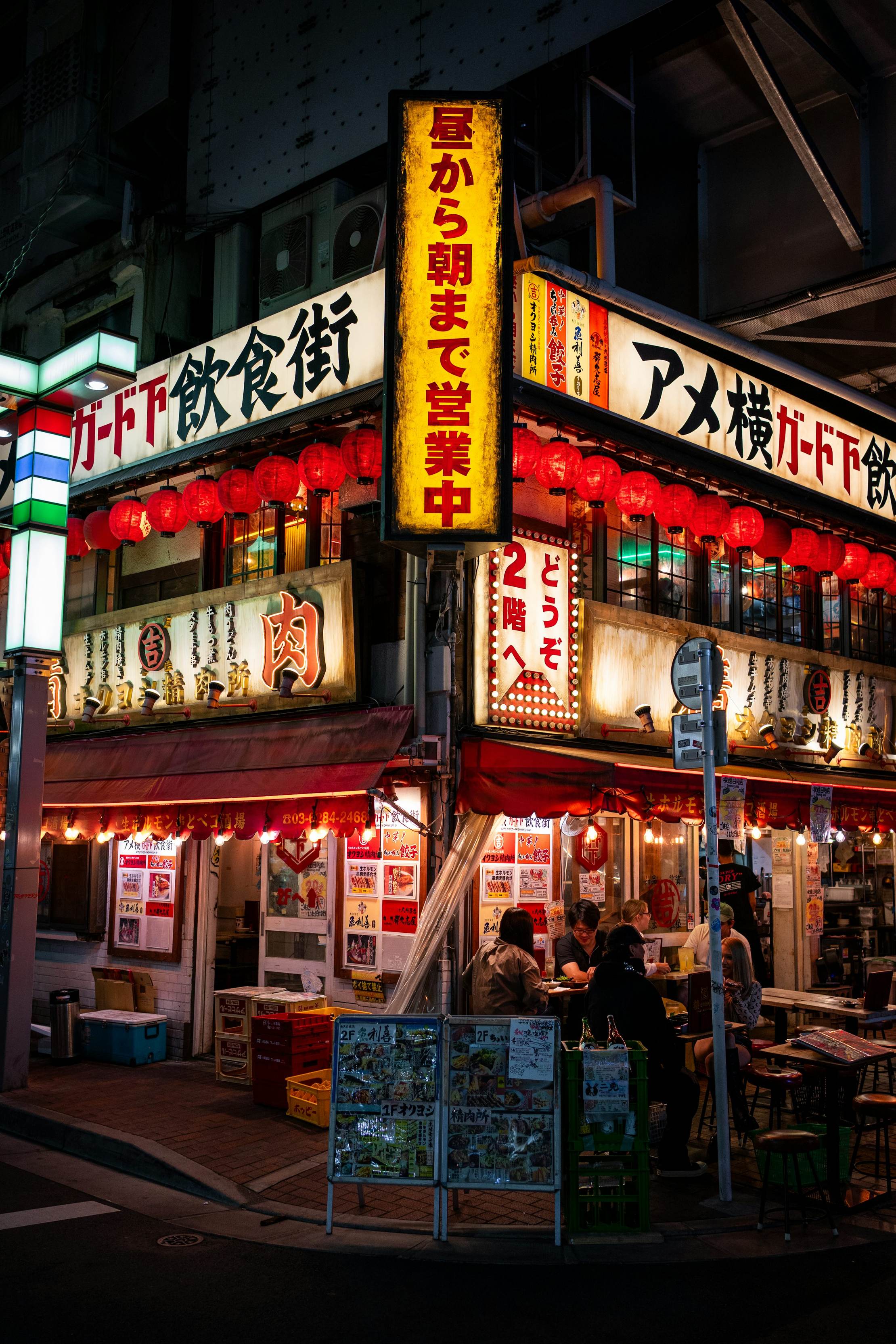 大阪の夜の飲食店街と旅行者